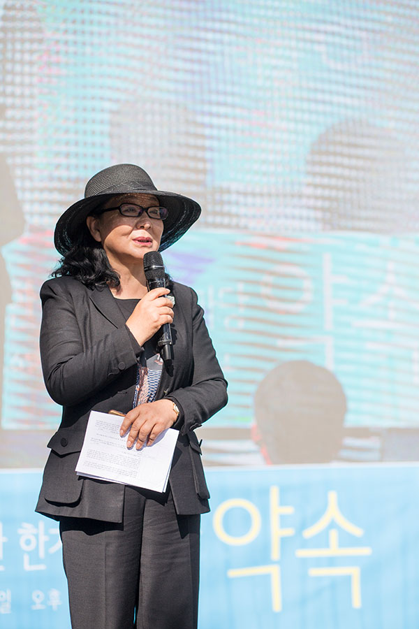 26일 낮 수원구치소 앞에서 ‘이석기 의원 석방 문화제 - 백일의 약속’이 열렸다. 이 전 의원의 누나인 이경진씨가 발언하고 있다.