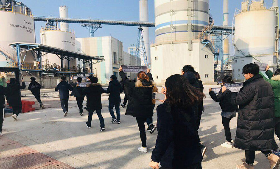 태안화력발전소 안에서 시위 벌이는 청년들