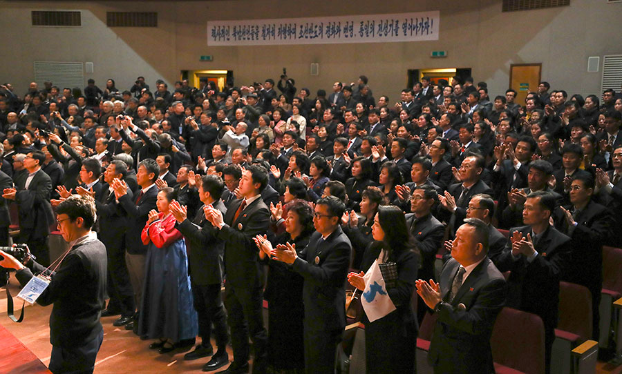 12일 금강산 문화회관에서 열린 남북공동선언 이행을 위한 '2019 금강산 새해맞이 연대모임' 본행사에서 참석자들이 박수치고 있다.