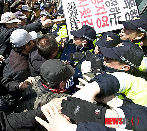 어버이연합, 김용민 후보 사무실 습격