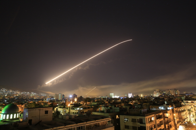 미국과 영국, 프랑스 등 서방이 14일 새벽(시리아 시간) 시리아에 공격을 감행한 가운데, 시리아 수도 다마스쿠스 상공에서 대공 미사일이 날아가고 있는 장면
