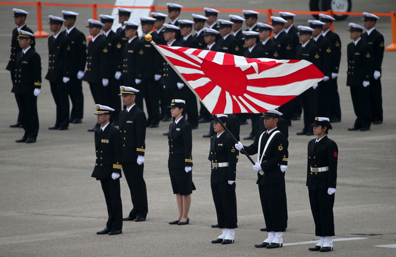 일본 자위대가 욱일승천기(旭日昇天旗,욱일기)를 들고 사열하는 모습 (자료 사진)
