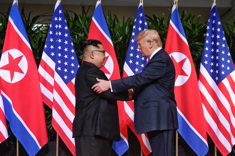 역사적 첫 북미정상회담이 열린 6월 12일 오전 회담장인 카펠라 호텔에 북한 김정은 위원장과 미국 트럼프 대통령이 악수를 나누고 있다. (자료 사진)