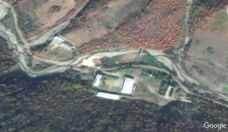구글어스로 살펴본 북한 '영저리 미사일기지' 일대의 위성 촬영 모습. (2014년 10월 촬영된 위성사진)