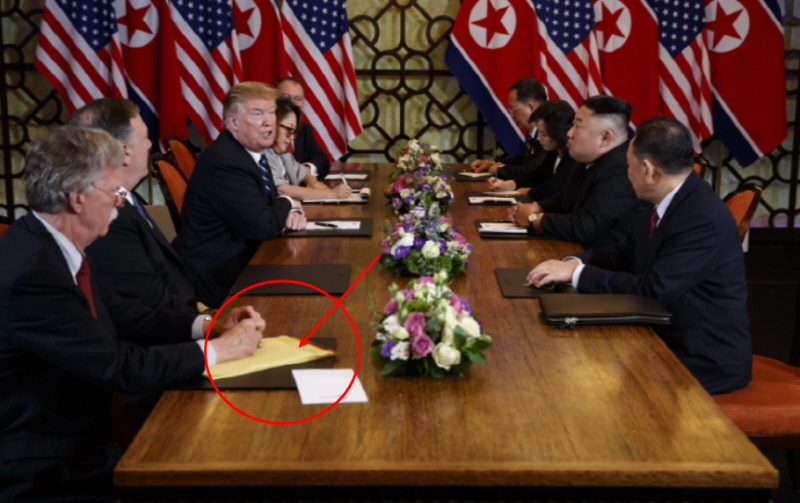 28일(현지 시간) 베트남 하노이에서 개최된 북미 확대정상회담에서 노란 봉투를 앞에 놓고 등장한 존 볼턴 백악관 국가안보회의(NSC) 보좌관 모습