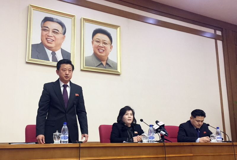 최선희 북한 외무성 부상(가운데)과 북측 관계자들이 15일, 평양에서 각국 외교관과 외신 기자들을 상대로 기자회견을 열고 있다.