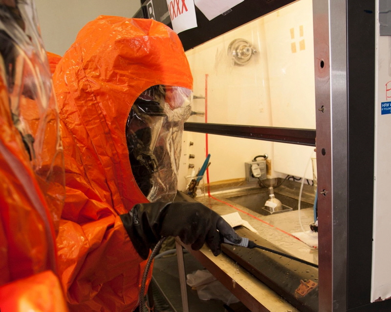 미국 유타주에 있는 미군 생화학 연구시설인 더그웨이 연구소에서 한 요원이 생물학 실험을 진행하고 있는 모습.(자료 사진)