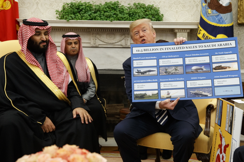 도널드 트럼프 미국 대통령이 지난해 백악관에서 무함마드 빈 살만 사우디 왕세자를 만난 자리에서 사우디에 구매하기로 한 미국산 군사무기 목록을 들어 보이고 있다. (자료 사진)