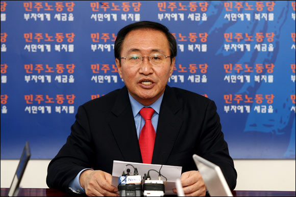 민주노동당 노회찬 의원은 30일 국회에서 가진 기자간담회에서 비대위의 쇄신안을 지지할 것임을 밝혔다. 그는 쇄신안이 당대회 부결 시 탈당까지 고려하고 있음을 시사했다.
