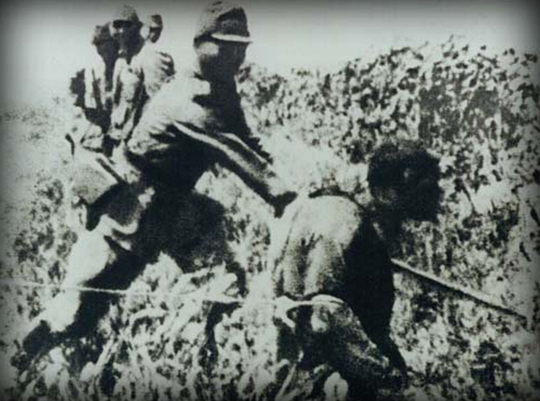 虜を処刑する日本軍