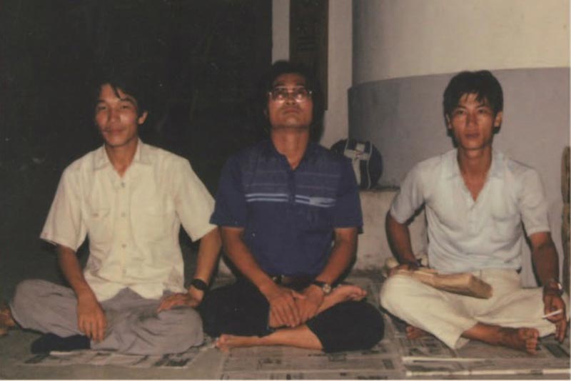 1987년 고흥 해창만 염수피해 보상투쟁에서 농성 중인 백남기 농민(가운데)