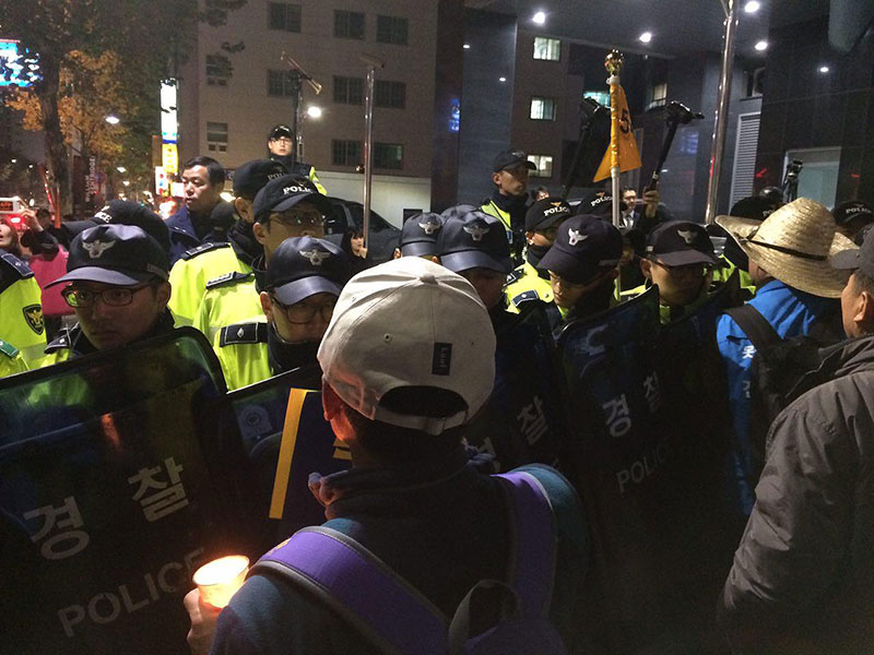 경찰이 경찰청 앞 항의집회에 참여하려는 시민들을 서대문역 주변에서 막아섰다.