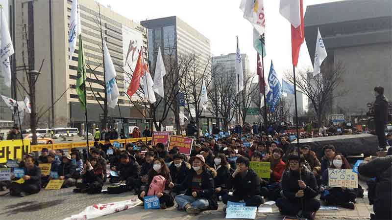 27일 오후 서울 종로구 세종대로에 위치한 세종로공원에서 한국진보연대, 민주노총, 평화와통일을여는사람들, 전쟁반대평화실현국민행동 등이 ‘사드배치 반대, 전쟁연습 중단, 개성공단 재개 반전평화대회’를 진행하고 있다.