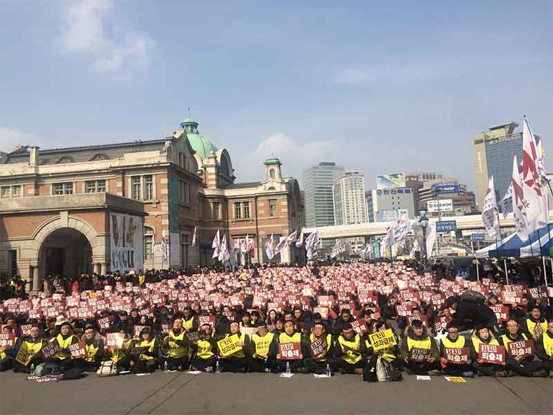 서울역에서 전국공무원노동조합의 공무원 총력투쟁대회가 열렸다.