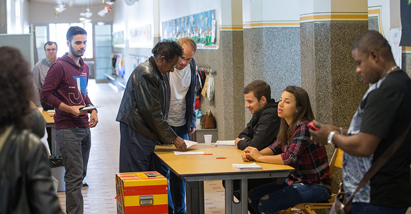 스위스 제네바에서 모든 국민에게 기본소득을 공여해주는제안 국민투표에서 참가해 순서를 기다리는 사람들