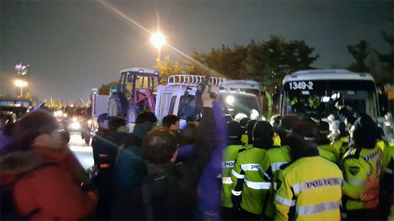 농민들이 경부고속도로 죽전휴게소에서 경찰의 제지를 받았으나 이를 뚫고 ‘박근혜 퇴진’ 집회와 행진을 위해 서울로 향했다.
