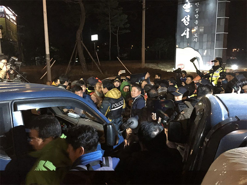 경부고속도로 안성IC  인근에서 전농은 긴급 기자회견을 열고 경찰의 방해를 규탄하면서  ‘박근혜 퇴진’ 집회와 행진을 끝까지 할 것이라고 밝혔다.