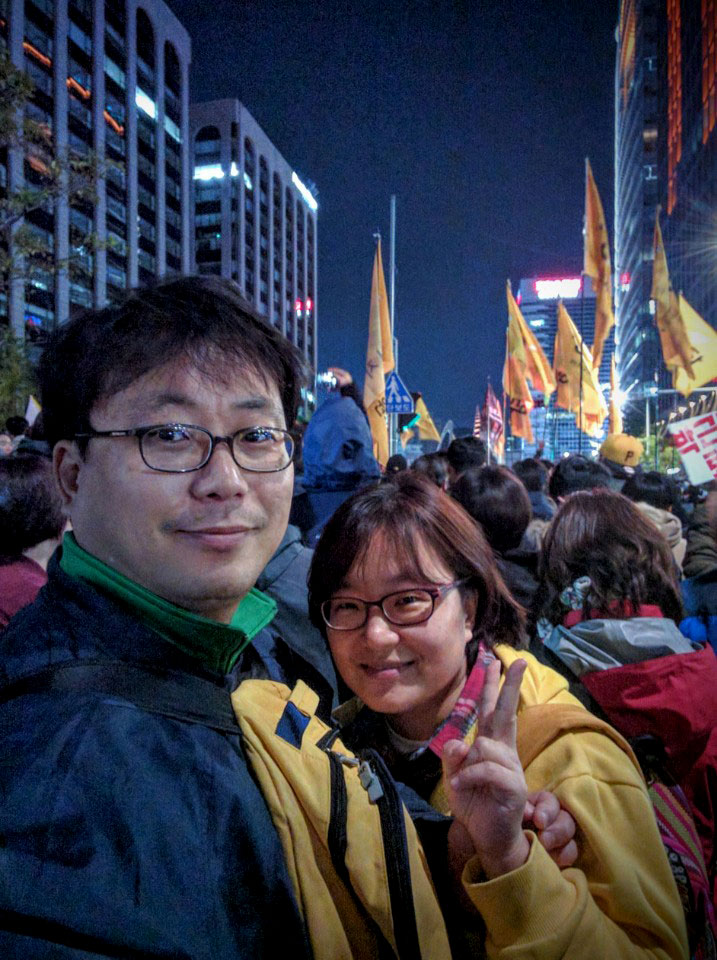 촛불집회에 참석한 최수진 변호사와 남편