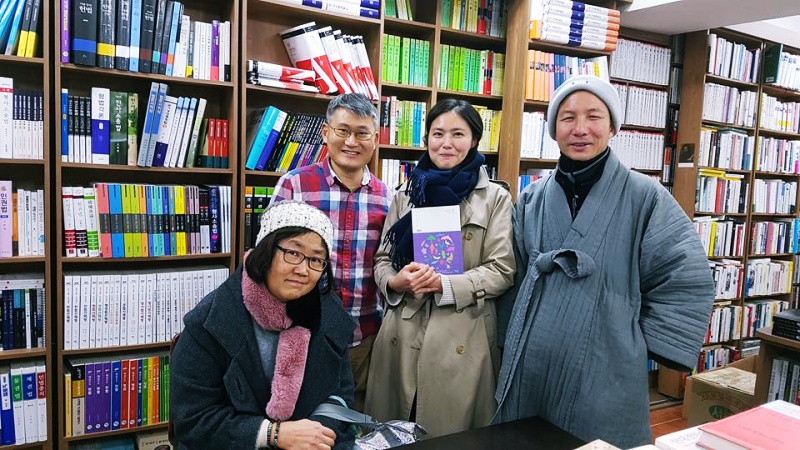 '풀무질' 책방 안에서 사람들과 함께 있는 은종복 씨
