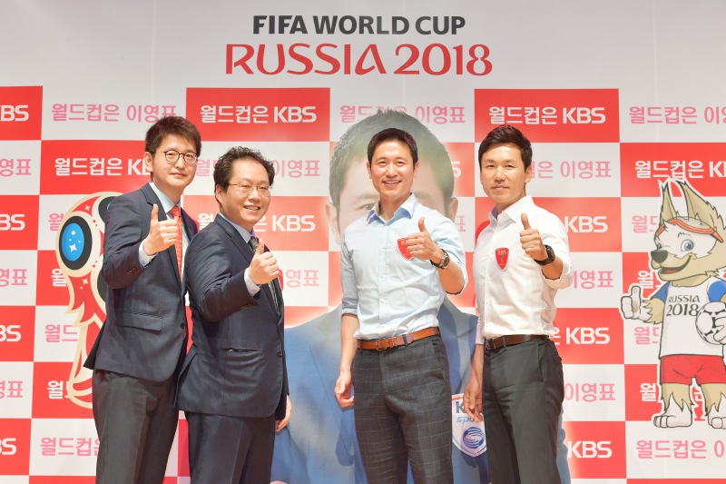KBS 우측부터 이재후 아나운서, 한준희 해설위원 그리고 이영표 해설위원과 이광용 아나운서