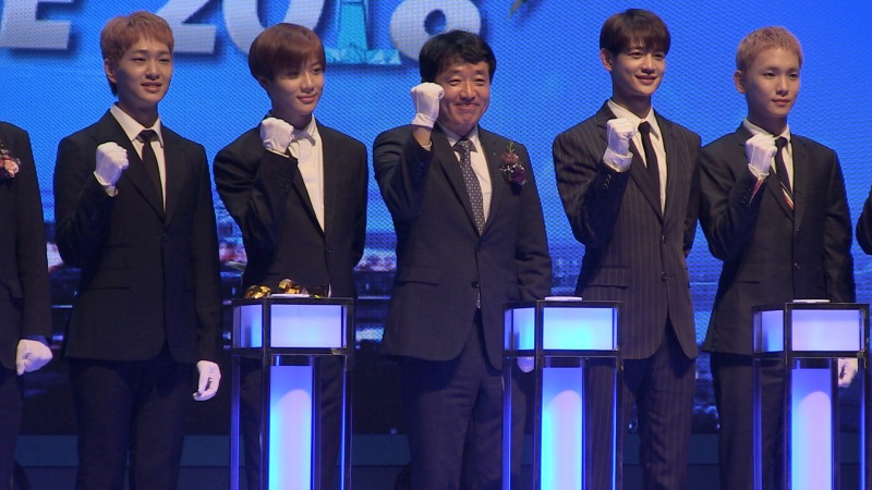'코리아 마이스 엑스포'에 참석한 샤이니와 안영배 한국관광공사 사장