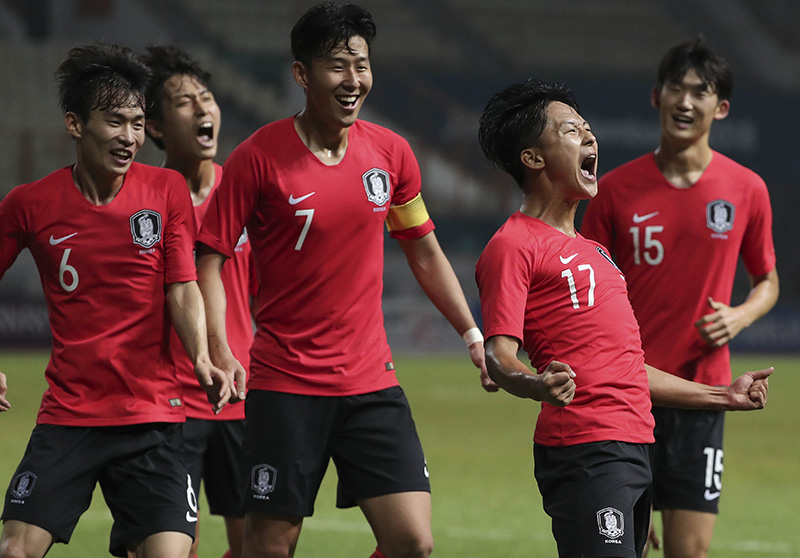 23일 자카르타-팔렘방 아시안게임 남자축구 16강전에서 골 넣고 기뻐하는 이승우와 동료들