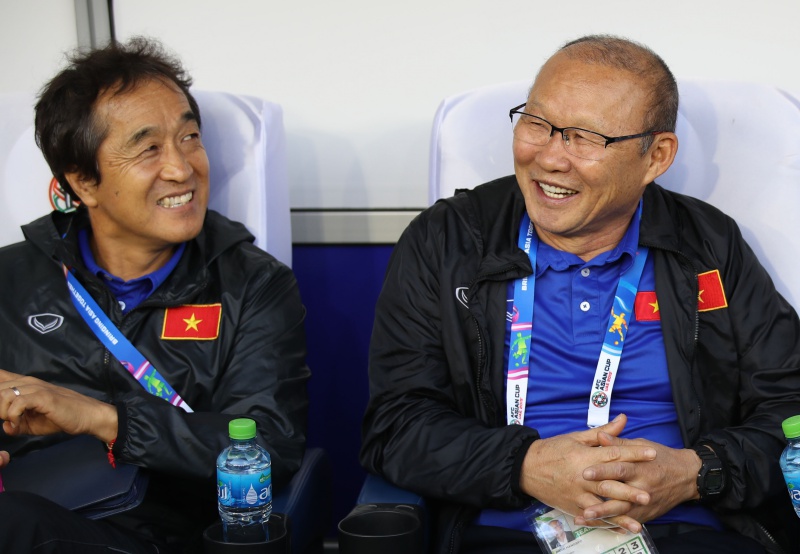 이야기 나누는 박항서 베트남 축구대표팀 감독과 이영진 수석코치