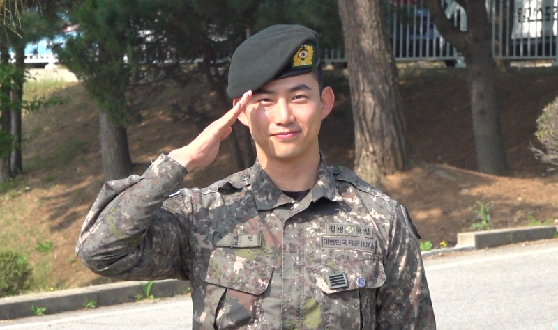 16일 경기도 고양시 일산동구의 백마회관 앞에서 경례 하는 옥택연