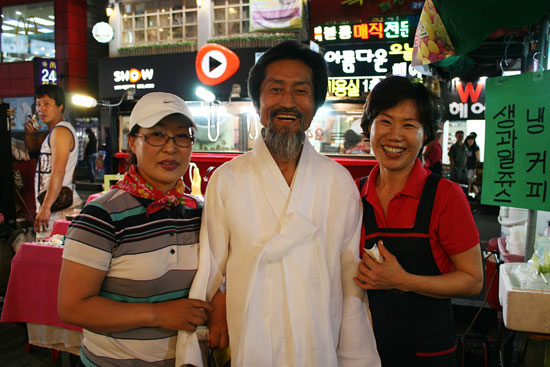 부산 서면에서 시국투어를 하던 중 강기갑 대표가 부산 시민들의 요청으로 함께 기념 사진을 찍고 있다.