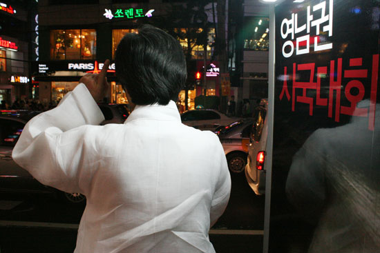 부산 서면 쥬디스태화 앞에서 시국연설회 중인 강기갑 대표.