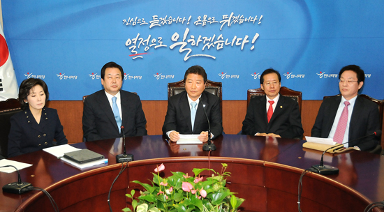 4월 28일 한나라당 지도부가 4.27 재보선 패배의 책임을 지고 총사퇴하겠다고 밝히고 있다.