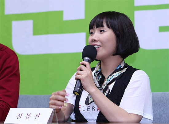 기자들 질문에 답하는 개그우먼 신봉선