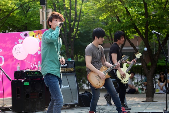 지난 10일 '금지를 금하라' 콘서트에서 공연을 펼치고 있는 '머스타드 밴드'