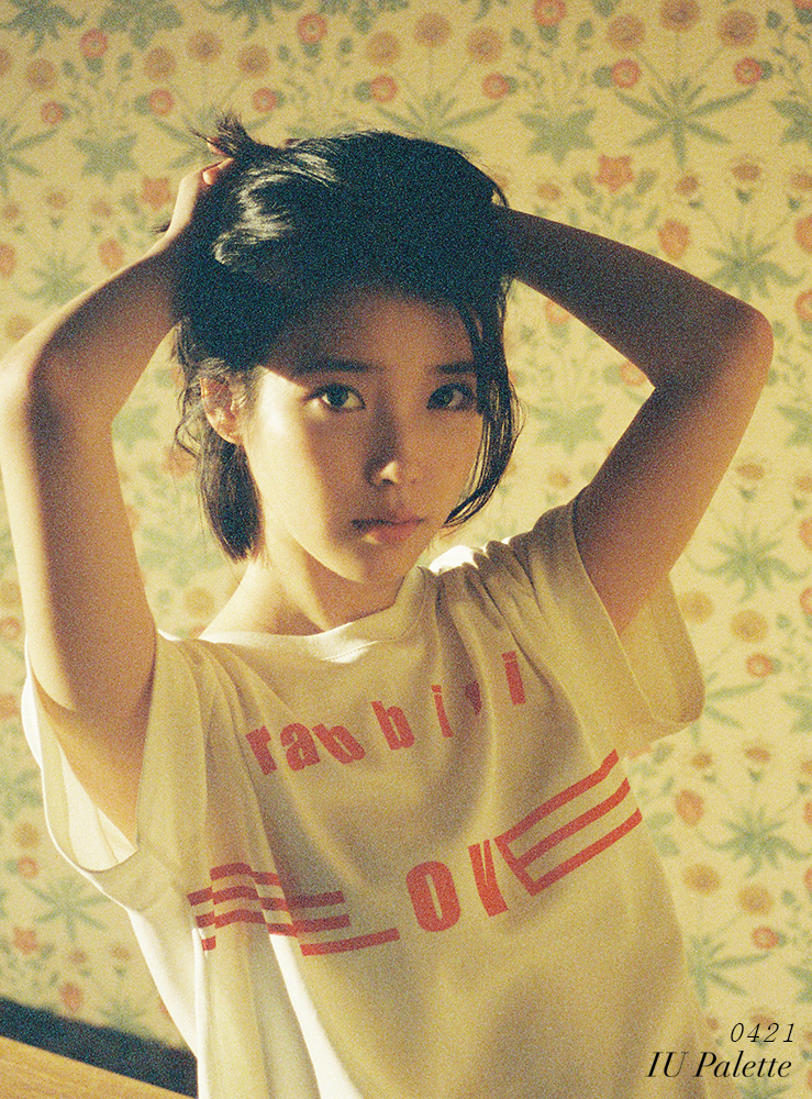 아이유 정규4집 ‘팔레트’는 뮤지션 아이유 특유의 감성으로 색칠된 10개 트랙들을 바탕으로 음악적 한계에 얽매이지 않는 자신만의 다양한 개성과 색깔들을 연출한 웰메이드 음반이다. 아이유는 이번 음반의 프로듀서로 참여하며 트랙 하나하나에 오랜 시간과 공을 들여왔다.