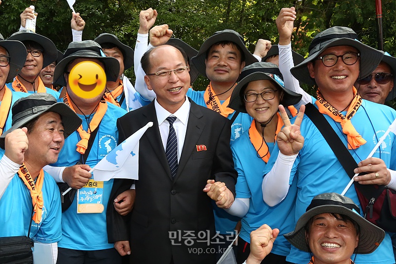 설명:12일 오전 경기 마석 모란공원에서 전태일 열사와 이소선 여사 및 문익환 목사-박용길 장로 부부 묘소를 참배한 남북통일노동자축구대회 북측 대표단과 통선대가 기념촬영하고 있다.