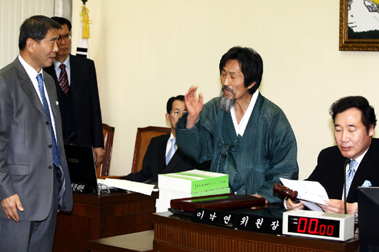 4대강 예산 합의 처리에 항의하는 민주노동당 강기갑 대표