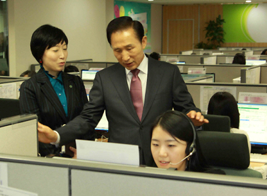 한국장학재단 방문한 MB
