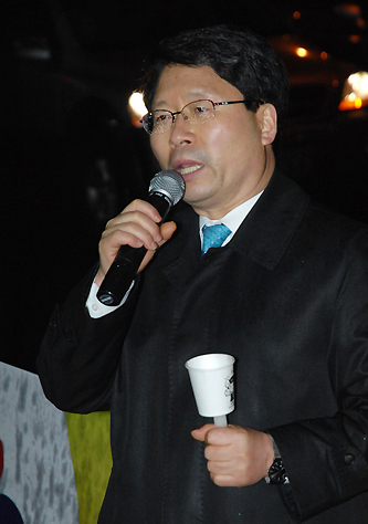민주노동당 오병윤 사무총장이 "민주노동당 서버는 당원들의 양심, 당원들의 심장과 같다. 당원들의 신상정보를 내달라는 것은 있을 수 없는 일"이라며 검·경찰의 압수수색과 체포영장에 항의했다.