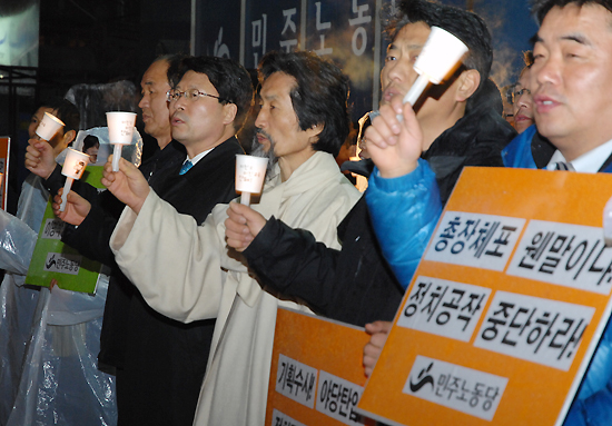 강기갑 대표는 이어 "우리 당을 뺏고자 하는 저들의 의도에 맞서서 당당하고 의연하게 한판 '맞짱'을 떠봅시다"라며 검·경의 수사에 결코 물러서지 않을 것임을 선언했다.