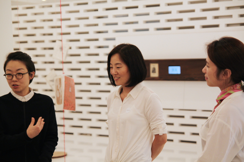 8월31일 서울 청담동 디스위켄드룸이 주최하는 ‘작가와의 대화:순간과 영원에 대하여’ 프로그램에서 허윤희(48·여) 작가가 관객들과 이야기를 나누고 있다.