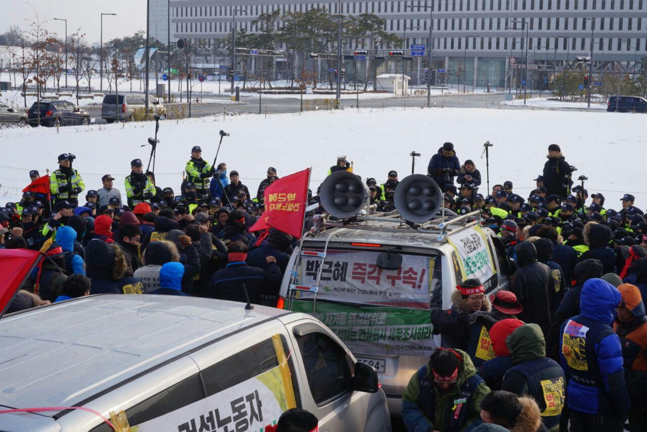 20일 오후 3시40분경 경찰은 세종시 정부청사 앞에서 집회를 마친 후 숙박장소로 이동하려는 건설노조 방송차량의 이동을 가로막았다.