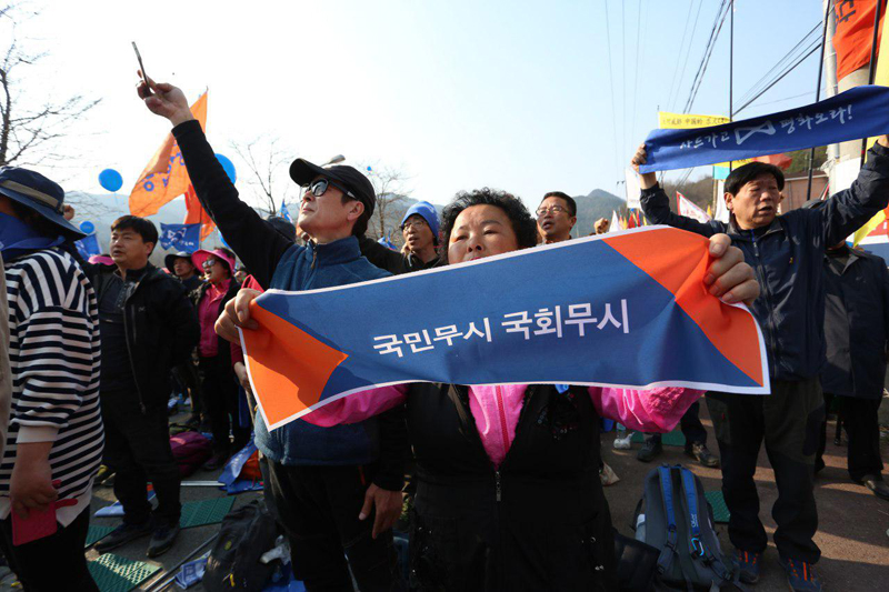 소성리 마을주민들과 평화버스 참가자들은 이날 소성리 마을회관 앞에서 ‘소성리 범국민 평화행동 대회’를 개최하고 “백해무익한 사드, 한국배치를 온 몸으로 막아내자”고 함께 외쳤다.