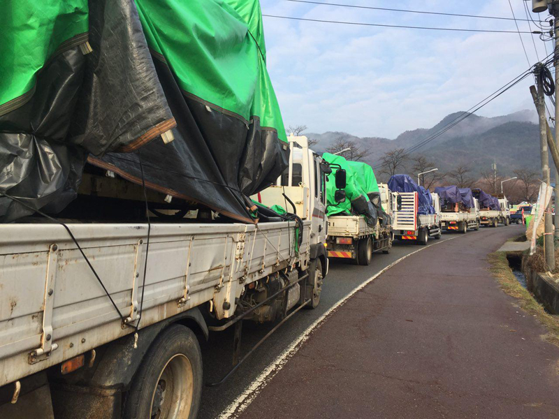 29일, 성주 소성리 마을사람들과 원불교 교무들이 사드배치 지역 지질조사를 위해 성주군 롯데스카이힐CC(성주골프장)로 진입하는 차량을 저지했다.