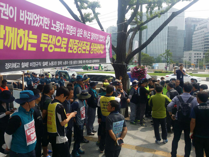 종로구청은 경찰과 함께 19일 오전 10시30분경 광화문 정부서울청사 앞을 찾아 천막철거 행정대집행을 시도했다.