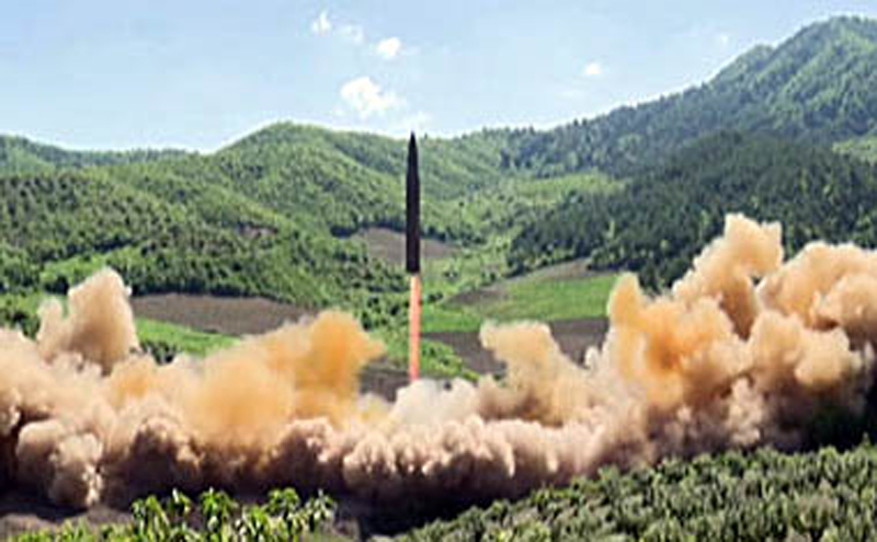 28일 밤 북한이 ICBM급 미사일을 기습발사했다.