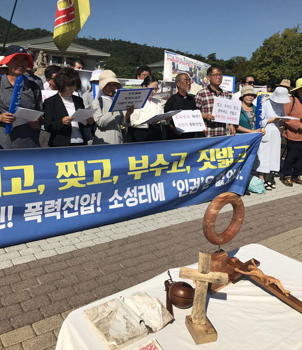 원불교성주성지수호비상대책위와 개신교·천주교·천도교·불교 종교인들은 13일 오후 2시 청와대 분수대 앞에서 ‘사드배치 철회와 종교 유린폭력 진압 규탄 5대 종단 기자회견’을 열었다.