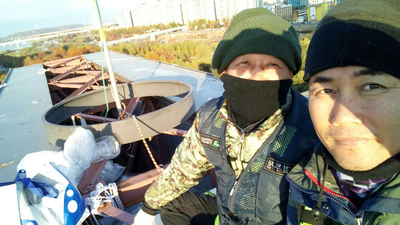 이영철 건설노조 수석부위원장은 지난 11일 밤 11시 정양욱 광주전남건설기계지부장과 함께 여의도 국회 인근 여의2교 광고탑에 올랐다.