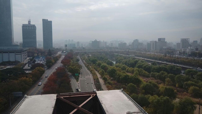 이영철 건설노조 수석부위원장은 지난 11일 밤 11시 정양욱 광주전남건설기계지부장과 함께 여의도 국회 인근 여의2교 광고탑에 올랐다.