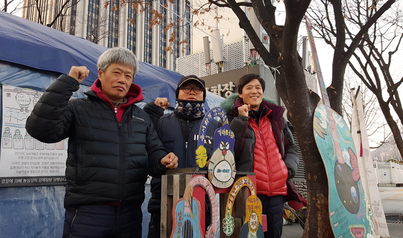 농성장 앞에서 포즈를 취하는 '콜트콜텍 기타노동자 밴드'