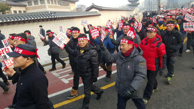 금속노조 광주전남지부 금호타이어지회와 금호타이어비정규직지회는 29일 광화문 앞 세종로공원에서 청와대 방면으로 행진하며 “경영실패 책임을 일방적으로 노동자에게 강요말라”고 목소리를 높였다.